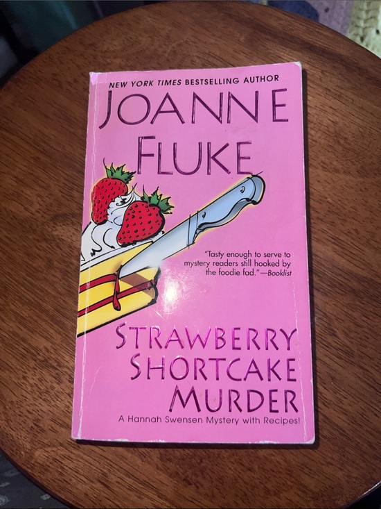 Other - Joanne Fluke Strawberry Shortcake Murder - Pink Paperback Book